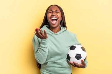 Umutsuz ve hayal kırıklığına uğramış, stresli, mutsuz, sinirli, bağıran ve çığlık atan biri. futbol kavramı