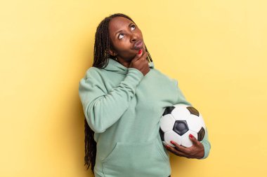 Düşünüyorum, kuşkulanıyorum ve kafam karışık, farklı seçeneklerim var, hangi kararı vereceğimi merak ediyorum. futbol kavramı