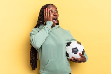 Mutlu, heyecanlı ve şaşırmış hissediyorum, iki elimle de yana bakıyorum. futbol kavramı