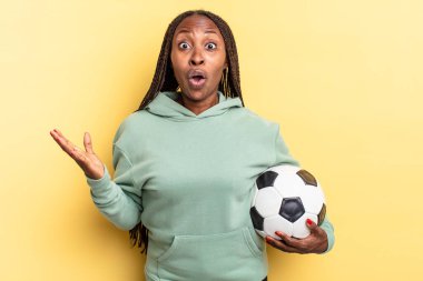 Son derece şok olmuş ve şaşırmış, endişeli ve paniklemiş hissediyorum, stresli ve dehşete düşmüş bir bakışla. futbol kavramı