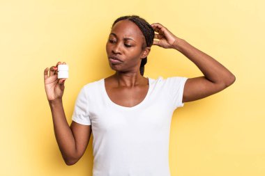 Şaşırmış ve kafası karışmış hissediyorum, başımı kaşıyorum ve yan tarafa bakıyorum. hap kavramı