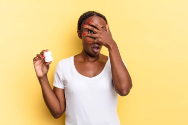 Şok olmuş, korkmuş ya da dehşete düşmüş gibi, yüzünüzü ellerinizle kapayıp parmaklarınızın arasına bakıyorsunuz. hap kavramı