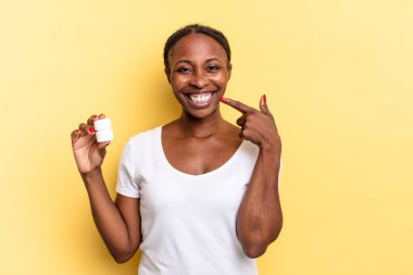 Kendi geniş gülüşüne, pozitif, rahat, tatmin olmuş tavrına güvenerek gülümsüyor. hap kavramı