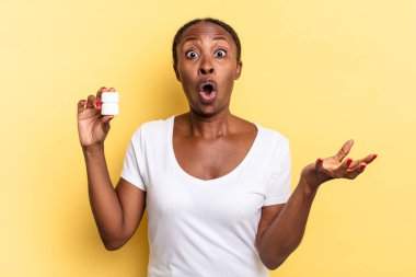 Son derece şok olmuş ve şaşırmış, endişeli ve paniklemiş hissediyorum, stresli ve dehşete düşmüş bir bakışla. hap kavramı