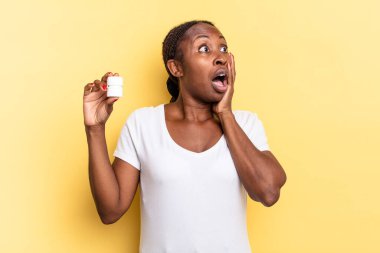 Mutlu, heyecanlı ve şaşırmış hissediyorum, iki elimle de yana bakıyorum. hap kavramı