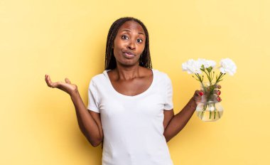 Kafası karışmış, kafası karışmış, şüpheci, farklı seçenekleri tartıyor ya da komik ifadelerle seçiyor. Dekoratif çiçek konsepti