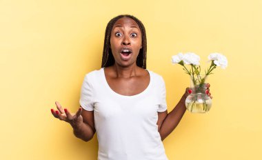 Açık sözlü ve şaşırmış, şok olmuş ve inanılmaz bir sürprizle şaşkına dönmüş. Dekoratif çiçek konsepti
