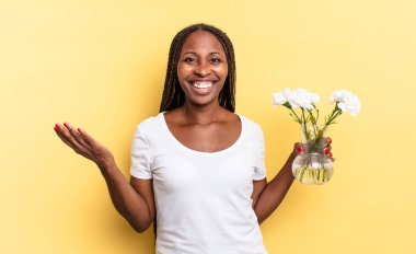 Mutlu, şaşkın ve neşeli hissetmek, olumlu bir tavırla gülümsemek, bir çözüm ya da fikri gerçekleştirmek. Dekoratif çiçek konsepti