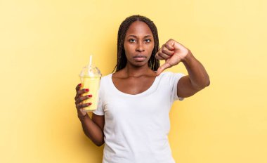 Kızgın, sinirli, hayal kırıklığına uğramış ya da hoşnutsuz, ciddi bir bakışla başparmaklarını aşağı gösteren. Milkshake konsepti