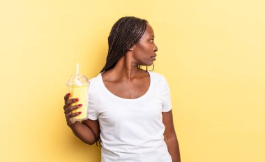 Profil görünümünde uzayı kopyalamak, düşünmek, hayal etmek ya da hayal kurmak. Milkshake konsepti