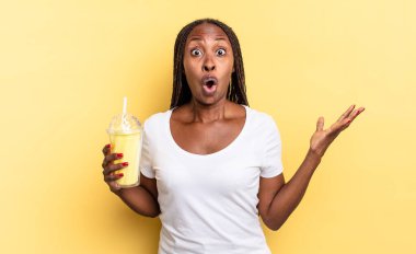 Açık sözlü ve şaşırmış, şok olmuş ve inanılmaz bir sürprizle şaşkına dönmüş. Milkshake konsepti
