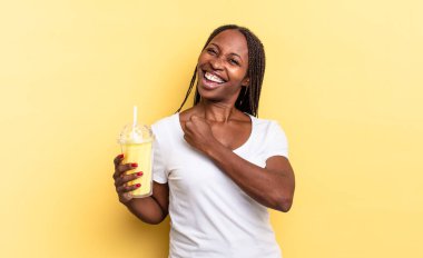 Mutlu, pozitif ve başarılı hissetmek, bir meydan okumayla karşılaştığında motive olmak ya da iyi sonuçları kutlamak. Milkshake konsepti