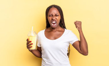 Kızgın bir ifadeyle saldırganca bağırmak ya da başarıyı kutlayan yumruklarla. Milkshake konsepti