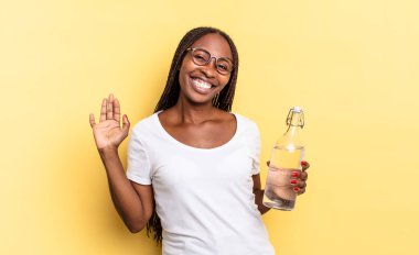 Mutlu ve neşeyle gülümseyen, el sallayan, seni selamlayan, ya da hoşça kal diyen. su şişesi kavramı