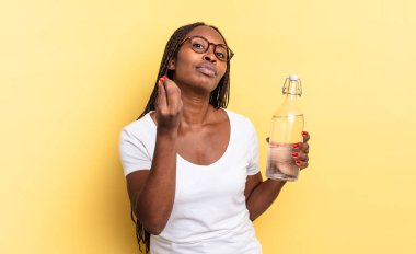 Kapiş ya da para hareketi yapmak, borçlarını ödemeni söylemek! su şişesi kavramı