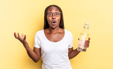 Açık sözlü ve şaşırmış, şok olmuş ve inanılmaz bir sürprizle şaşkına dönmüş. su şişesi kavramı