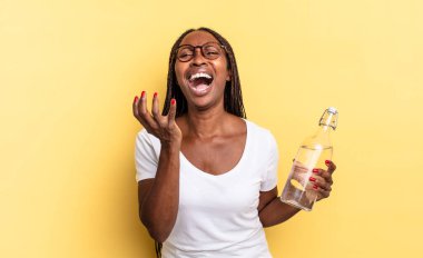 Umutsuz ve hayal kırıklığına uğramış, stresli, mutsuz, sinirli, bağıran ve çığlık atan biri. su şişesi kavramı