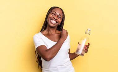 Mutlu, pozitif ve başarılı hissetmek, bir meydan okumayla karşılaştığında motive olmak ya da iyi sonuçları kutlamak. su şişesi kavramı