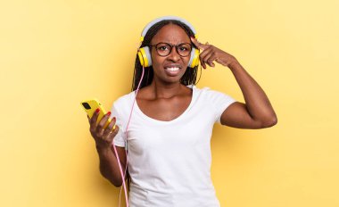 Kafan karışık ve kafan karışık, deli olduğunu ya da aklını kaçırdığını ve müzik dinlediğini gösteriyorsun.