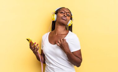 Kibirli, başarılı, pozitif ve gururlu görünüyor, kendini gösteriyor ve müzik dinliyor.