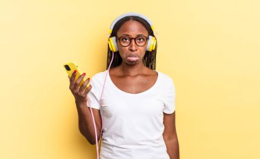 Üzgün ve mızmız hissediyorum, mutsuz bir bakışla ağlıyorum, olumsuz ve hayal kırıklığına uğramış bir tavırla ağlıyorum ve müzik dinliyorum.