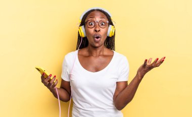 Açık sözlü ve şaşırmış, şok olmuş ve hayrete düşmüş inanılmaz bir sürprizle ve müzik dinlemeyle