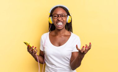 Kızgın, sinirli ve hayal kırıklığına uğramış bir şekilde bağırıyorsun. Senin neyin var ve müzik dinliyorsun. 