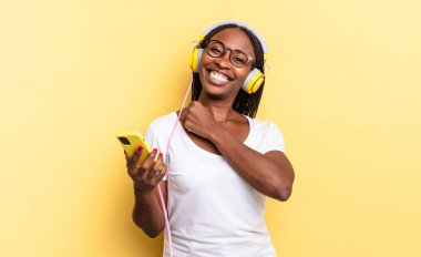 Mutlu, pozitif ve başarılı hissetmek, bir meydan okumayla karşılaştığında motive olmak veya iyi sonuçları kutlamak ve müzik dinlemek