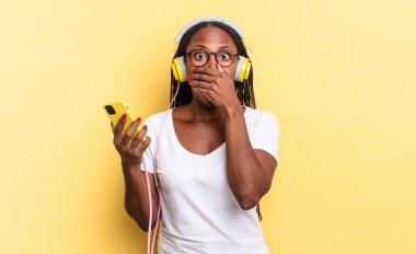 Şok olmuş, şaşırmış bir ifadeyle ağzı kapamak, sır saklamak ya da 