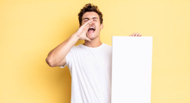 Mutlu, heyecanlı ve pozitifim. Ellerim ağzımın yanındayken bağırıp çağırıyorum. boş tuval kavramı