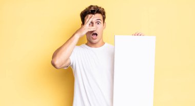 Şok olmuş, korkmuş ya da dehşete düşmüş gibi, yüzünüzü ellerinizle kapayıp parmaklarınızın arasına bakıyorsunuz. boş tuval kavramı