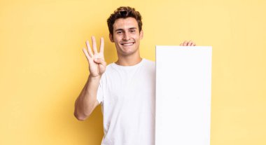 Gülümsüyor ve dost canlısı görünüyor, 4 ya da 4 numarayı gösteriyor, elle ileri doğru sayıyor, geri sayıyor. boş tuval kavramı