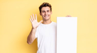 Gülümsüyor ve dost canlısı görünüyor. 5 ya da 5 numarayı gösteriyor. Elleri önde, geriye doğru sayıyor. boş tuval kavramı