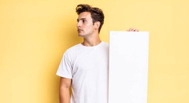 Profil görünümünde uzayı kopyalamak, düşünmek, hayal etmek ya da hayal kurmak. boş tuval kavramı