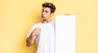 Kibirli, başarılı, pozitif ve gururlu görünüyor, kendini işaret ediyor. boş tuval kavramı