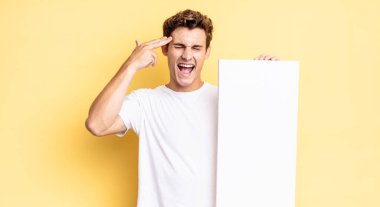 Mutsuz ve stresli görünüyor, intihar jesti elle silah işareti yapıyor, kafasını işaret ediyor. boş tuval kavramı