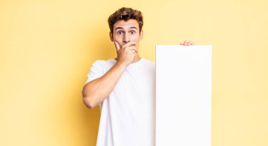 Şok olmuş, şaşırmış bir ifadeyle ağzı kapalı, sır saklayan ya da 