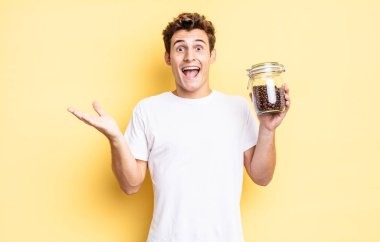 Mutlu, heyecanlı, şaşırmış ya da şok olmuş, gülümseyen ve inanılmaz bir şeye şaşırmış hissediyorum. kahve çekirdeği konsepti