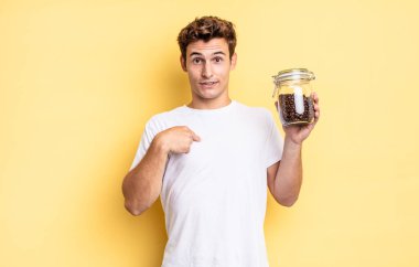 Mutlu, şaşkın ve gururlu hissediyorum. Heyecanlı ve şaşkın bir bakışla kendimi işaret ediyorum. kahve çekirdeği konsepti