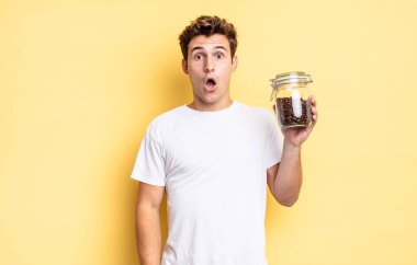 Şok olmuş ya da şaşırmış görünüyor, ağzı açık bir şekilde 