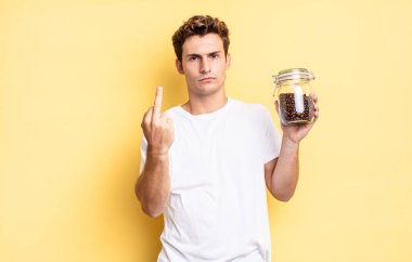 Öfkeli, sinirli, asi ve agresif hissederek, orta parmağını sallayarak, karşılık vererek. kahve çekirdeği konsepti