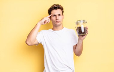 Kafan karışık ve şaşkın hissediyorsun. Deli, deli ya da aklını kaçırmış olduğunu gösteriyorsun. kahve çekirdeği konsepti