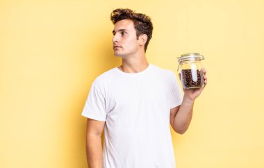 Profil görünümünde uzayı kopyalamak, düşünmek, hayal etmek ya da hayal kurmak. kahve çekirdeği konsepti