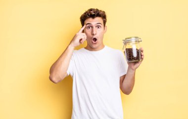 Şaşırmış, ağzı açık, şok olmuş, yeni bir düşünce, fikir ya da konseptin farkına varıyor. kahve çekirdeği konsepti