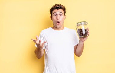 Açık sözlü ve şaşırmış, şok olmuş ve inanılmaz bir sürprizle şaşkına dönmüş. kahve çekirdeği konsepti