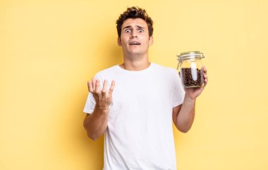 Umutsuz ve hayal kırıklığına uğramış, stresli, mutsuz, sinirli, bağıran ve çığlık atan biri. kahve çekirdeği konsepti