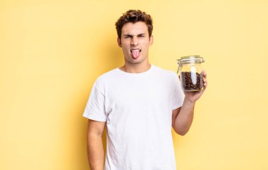 Tiksindim ve rahatsız oldum, dilimi dışarı çıkardım, iğrenç ve iğrenç bir şeyden hoşlanmadım. kahve çekirdeği konsepti