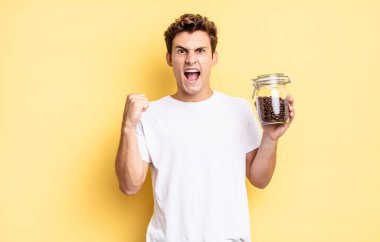 Kızgın bir ifadeyle saldırganca bağırmak ya da başarıyı kutlayan yumruklarla. kahve çekirdeği konsepti