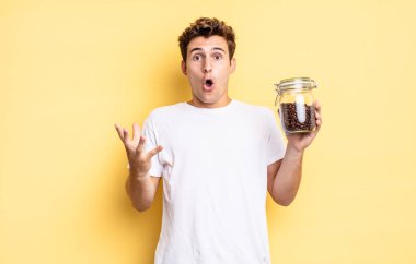 Son derece şok olmuş ve şaşırmış, endişeli ve paniklemiş hissediyorum, stresli ve dehşete düşmüş bir bakışla. kahve çekirdeği konsepti