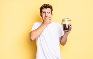 Şok olmuş, şaşırmış bir ifadeyle ağzı kapalı, sır saklayan ya da 